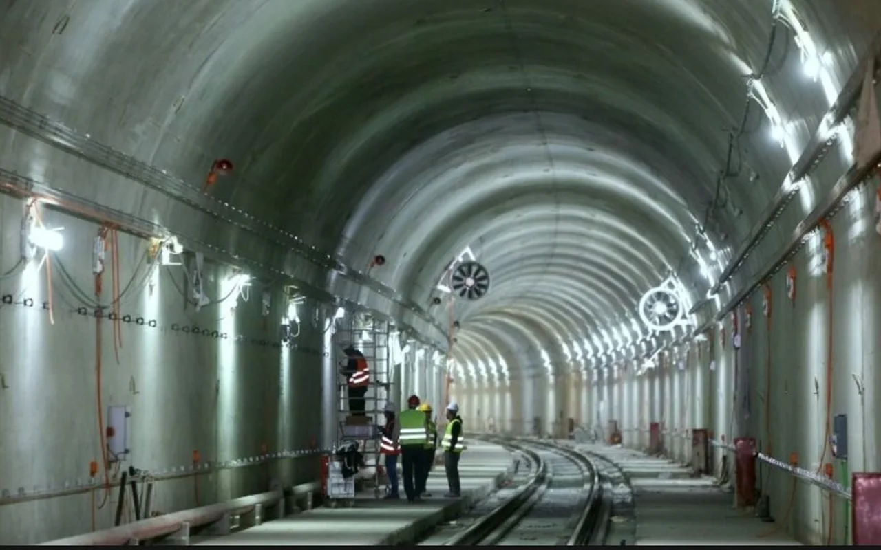 Монтаж інженерних систем усередині тунелю Гілон